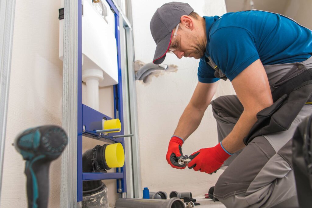 plombier qui effectue le remplacement de toilettes