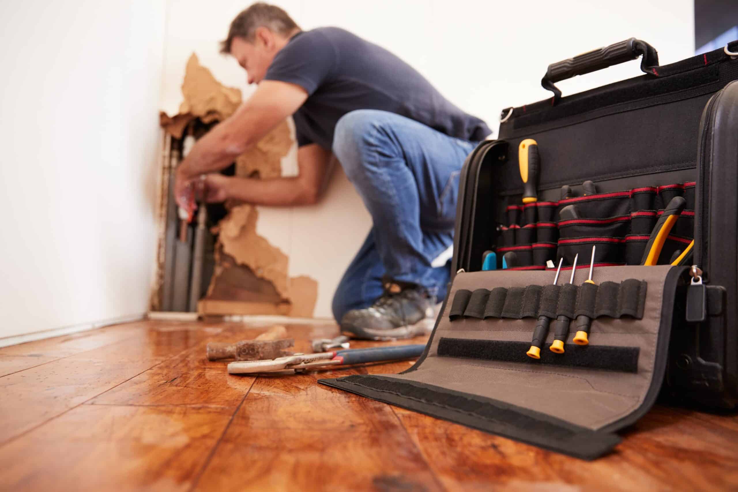 homme qui effectue la réparation de tuyaux